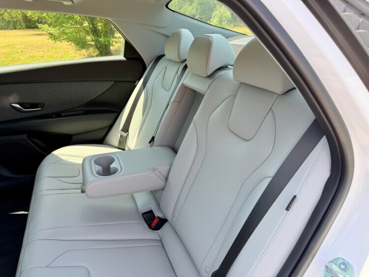 2026-hyundai-elantra-limited-hybrid-read-seat-2-carpro.j