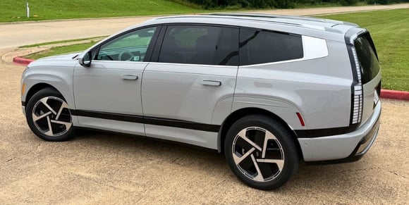 2026-hyundia-ioniq-9-calligraphy-feature