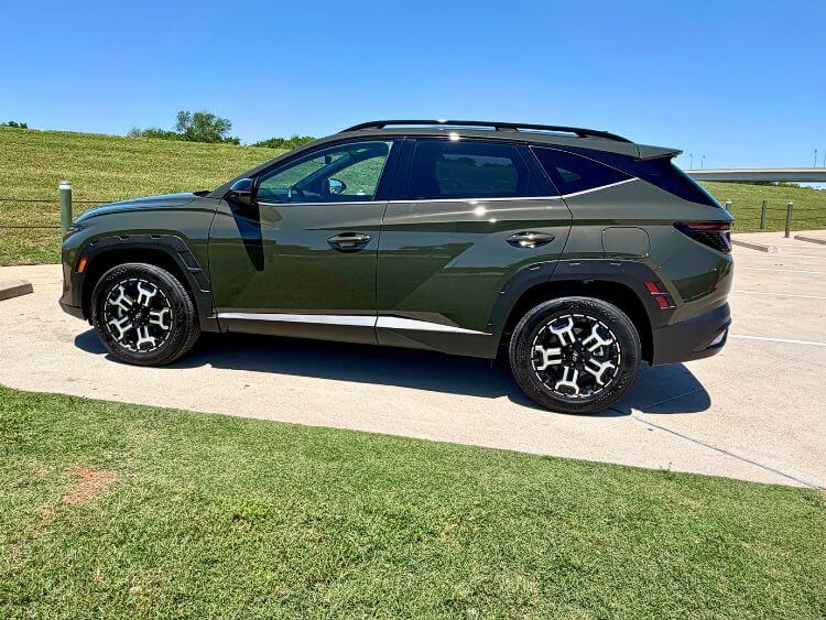2026-hyundia-tucson-xrt-exterior-green-profile-carpro