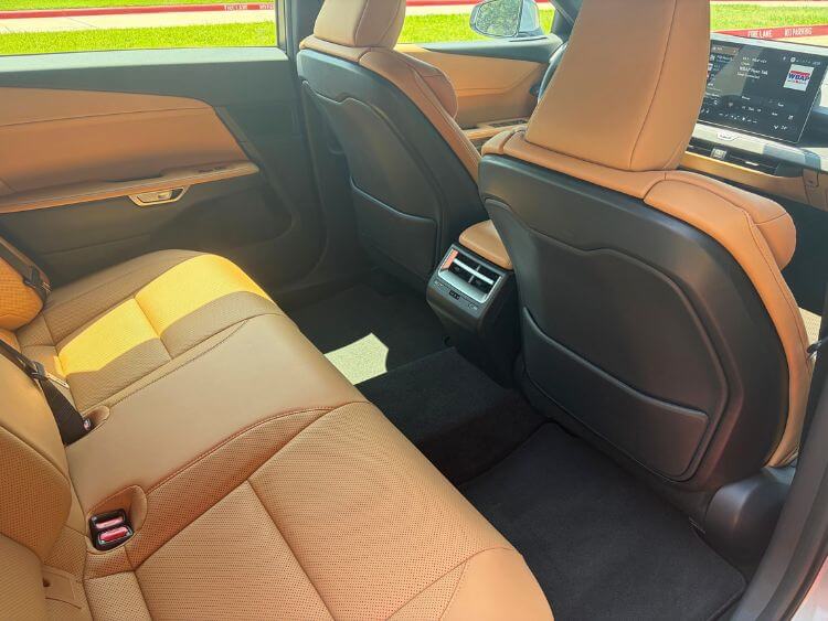 2026-lexus-es-350-hybrid-2nd-row2--carpro