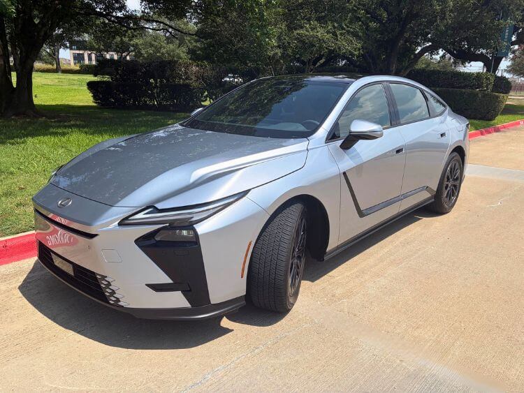 2026-lexus-es-350-hybrid-exterior-1-carpro
