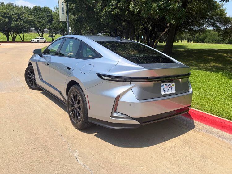 2026-lexus-es-350-hybrid-exterior-2-carpro