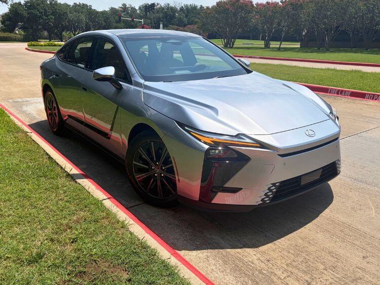 2026-lexus-es-350-hybrid-exterior-5-carpro