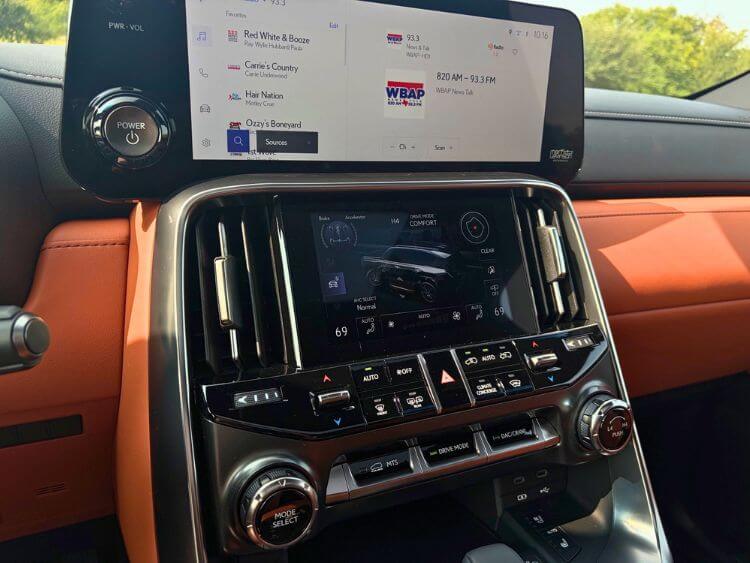 2026-lexus-lx-700h-2-screens--carpro