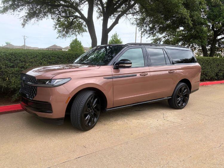 2026-lincoln-navigator-l-black-label-exterior-1-carpro