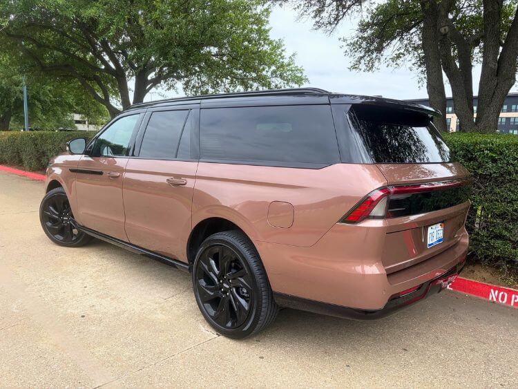 2026-lincoln-navigator-l-black-label-exterior-3-carpro
