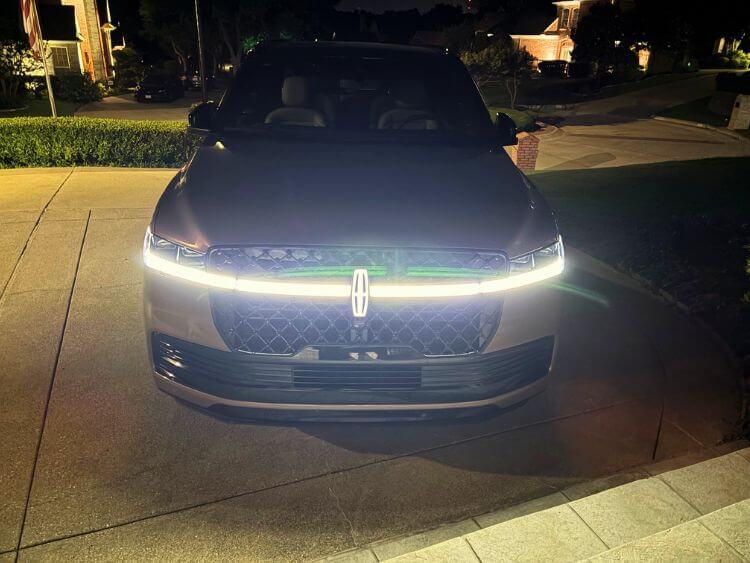 2026-lincoln-navigator-l-black-label-night-light-bar-carpro