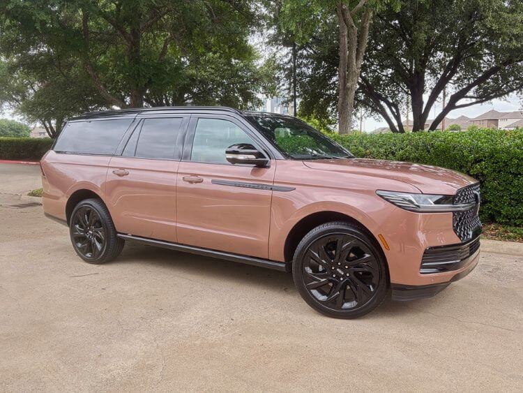 2026-lincoln-navigator-l-black-label-profile-1-carpro