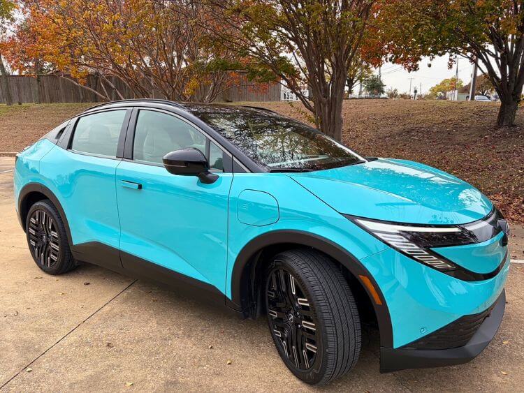 2026-nissan-leaf-platinum-display-exterior-4-carpro