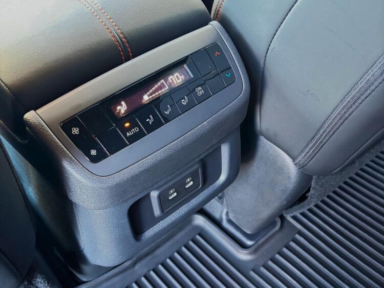 2026-nissan-pathfinder-rock-creek-2nd-row-climate-carpro.jpg