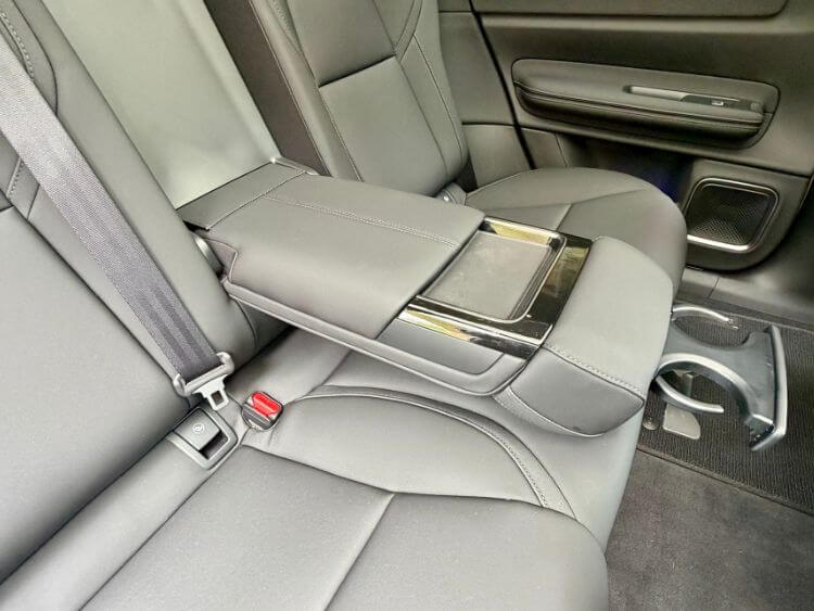 2026-polestar-4-dual-motor-pilot-2nd-row-lounge-armrest-1
