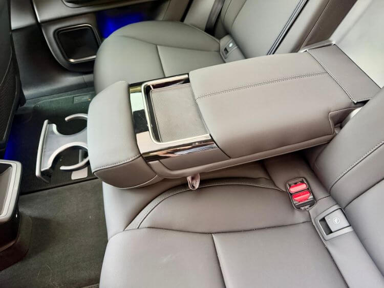 2026-polestar-4-dual-motor-pilot-2nd-row-lounge-armrest-2