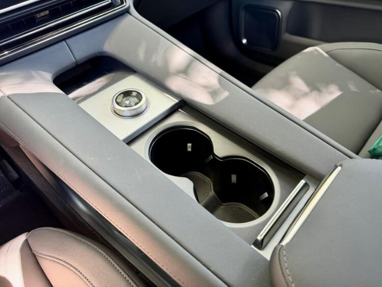 2026-polestar-4-dual-motor-pilot-console-cupholders-carpro