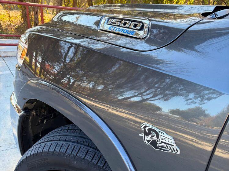 2026-ram-1500-etorque-badge