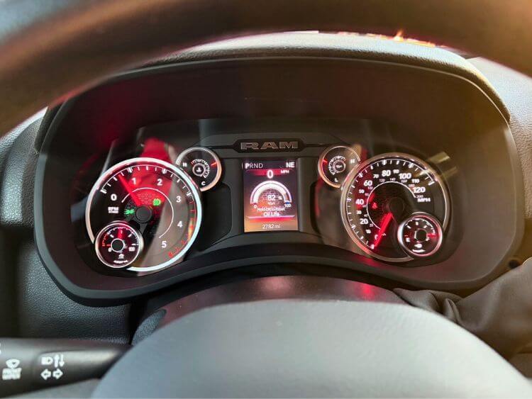 2026-ram-2500-warlock-digital-display