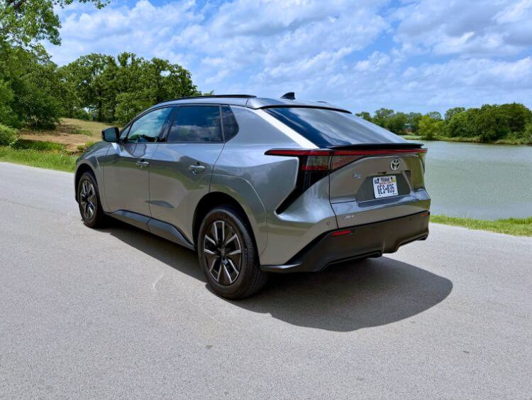 2026-toyota-bz-xle-plus-exterior03-carpro