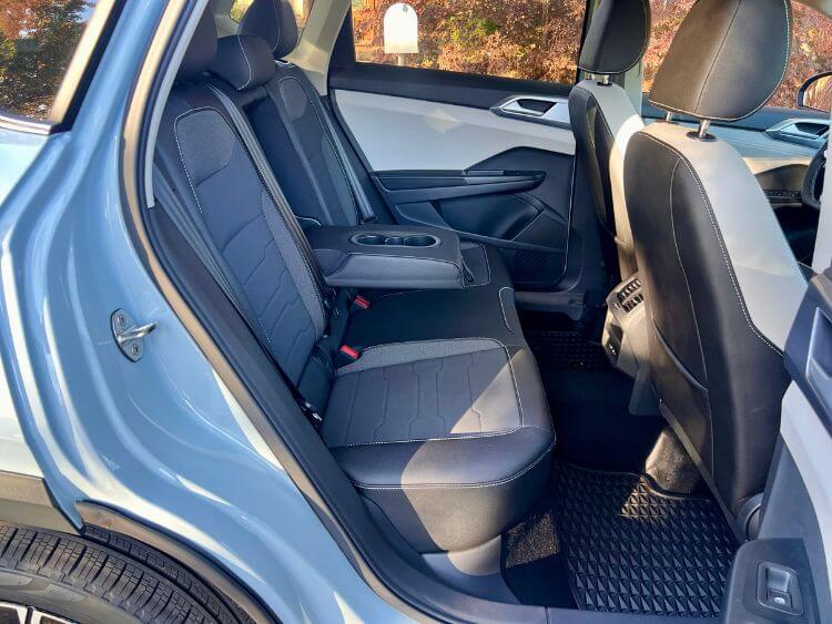 2026-vw-taos-se-wnd0-rowl-carpro.