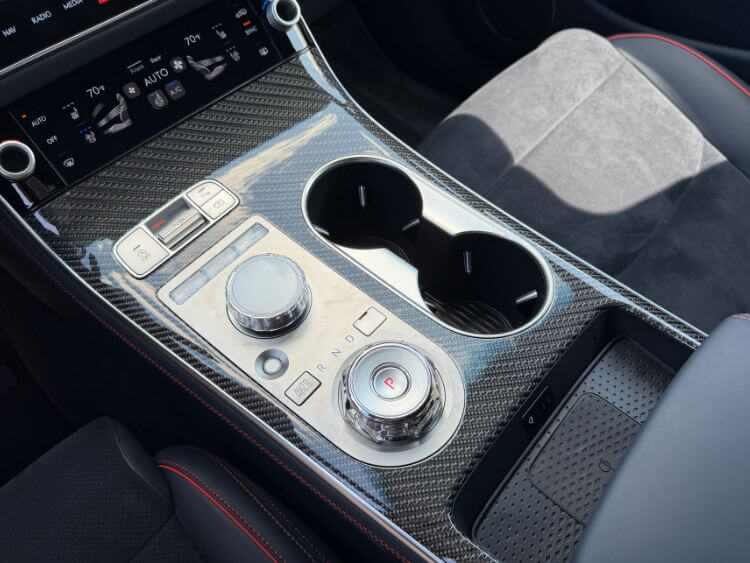 2027 genesis gv70-console