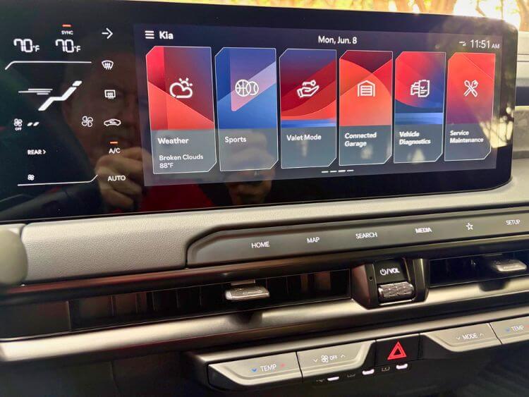 2027- Kia-Telluride-X-Pro-SX-Prestige-multimedia-screen-carpro
