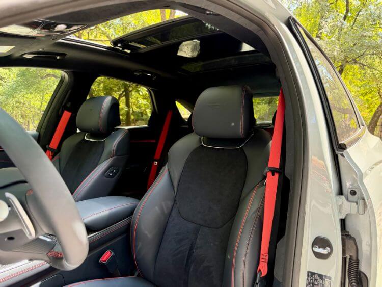 2027-Genesis-gv70-prestige-graphite-pano-roof