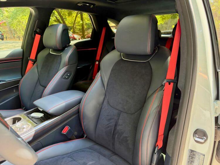 2027-Genesis-gv70-prestige-graphite-ultramarine-seats-carpro