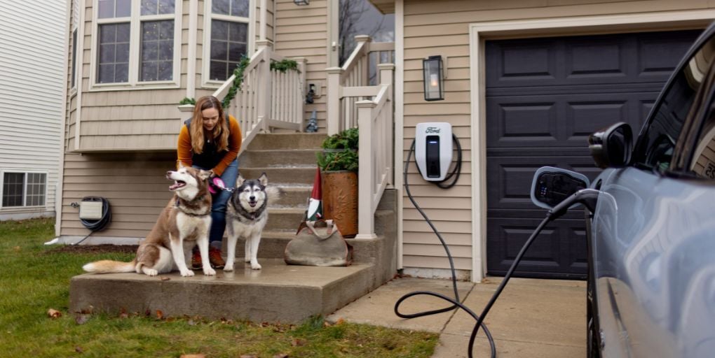 Ford is extending its Ford Power Promise complimentary home charger and standard installation offer for U.S. customers until September 30, 2025.  Photo: Ford. 