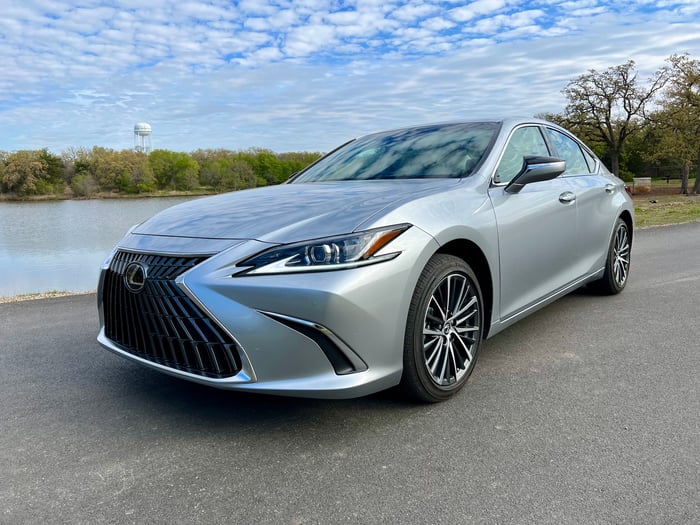REVIEW: 2023 Lexus ES 300h Ultra Luxury