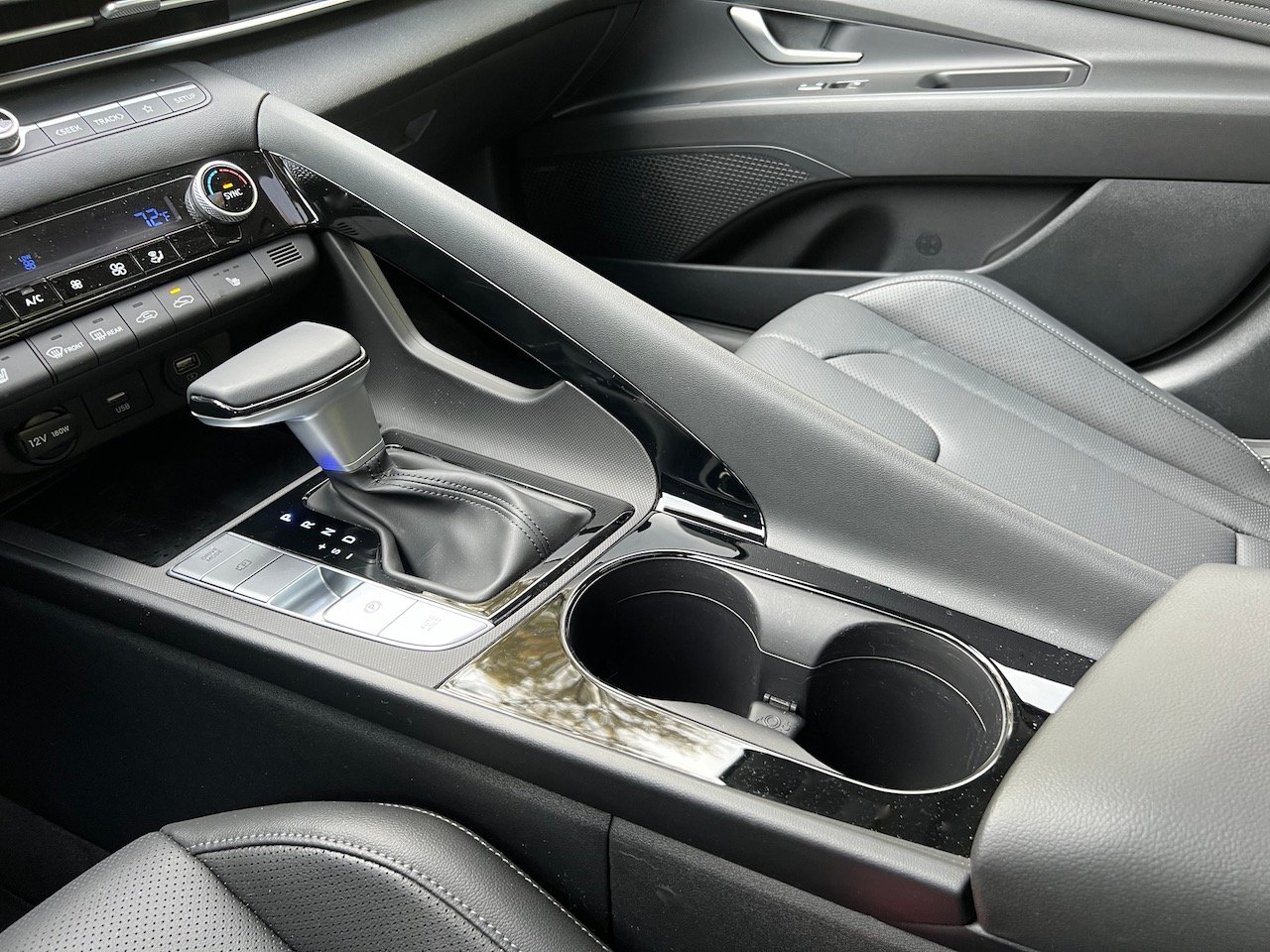 2023 Hyundai Elantra Limited center console