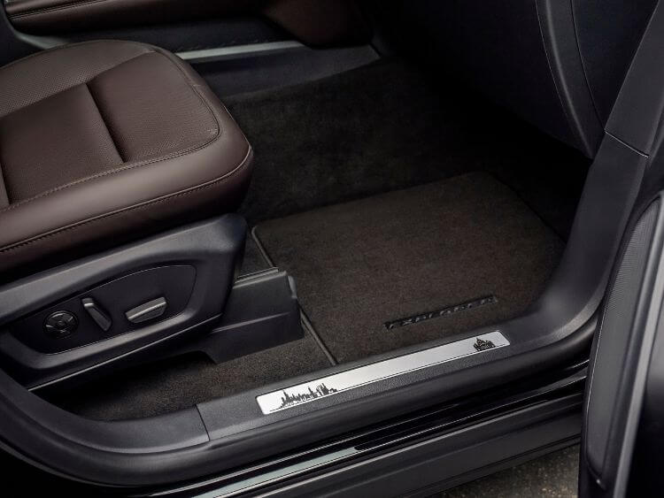 Pope-Leo- XIVs-Custom-Ford-Explorer-ford-4