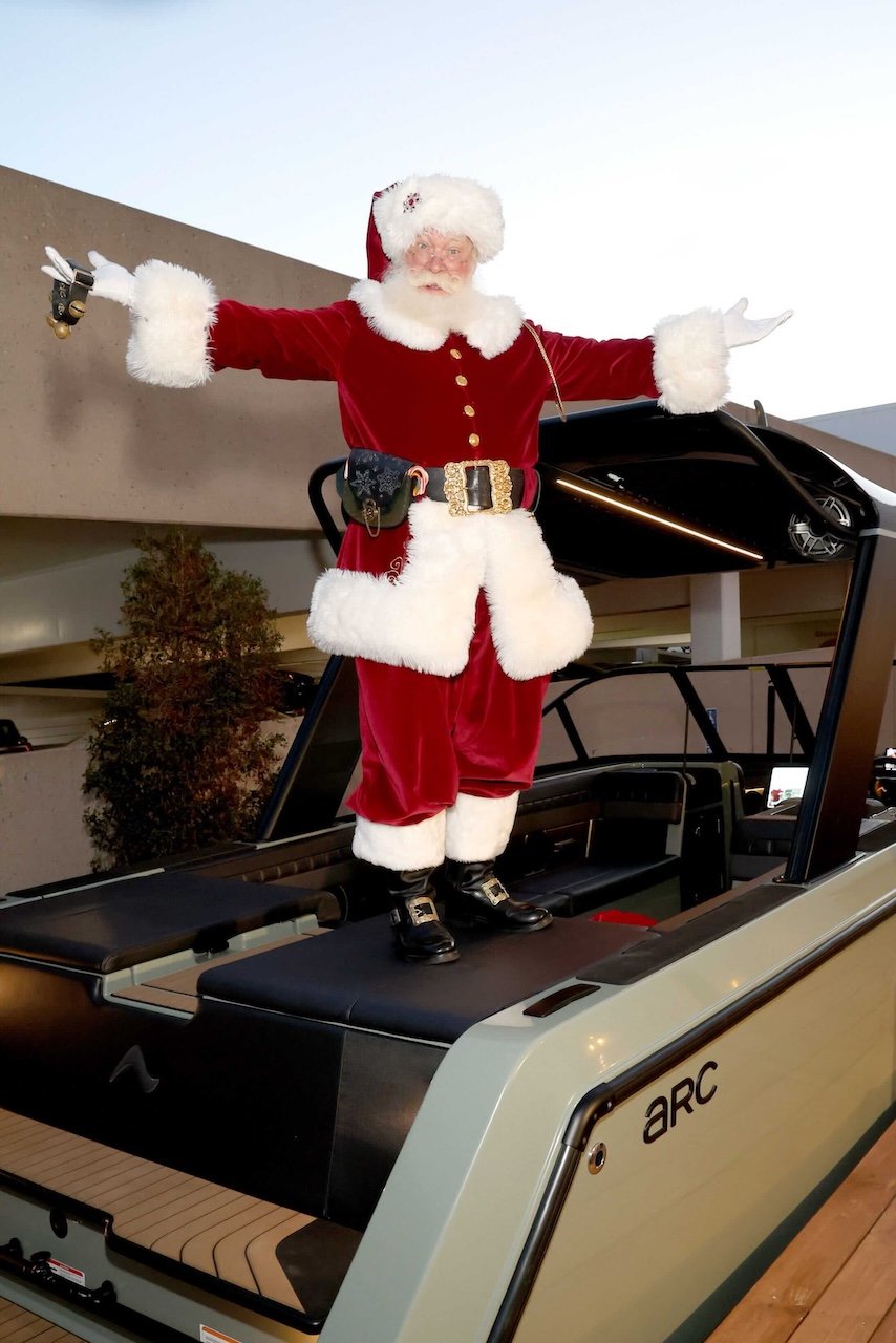 _Arc Boat-neiman-marcus-2026-fantasy-gifts (1)