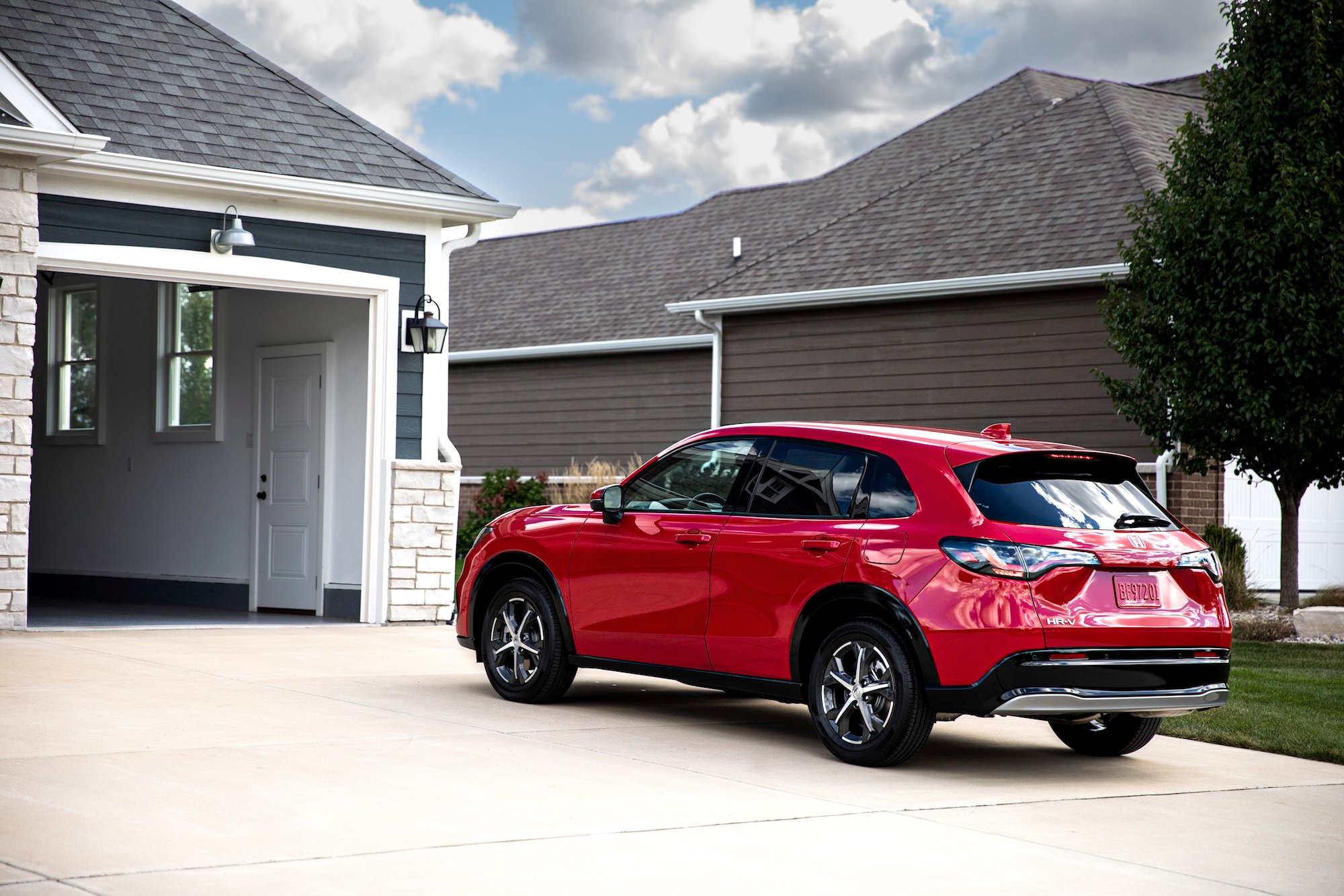 acura-myQ_HRV_EnteringGarage-credit-honda