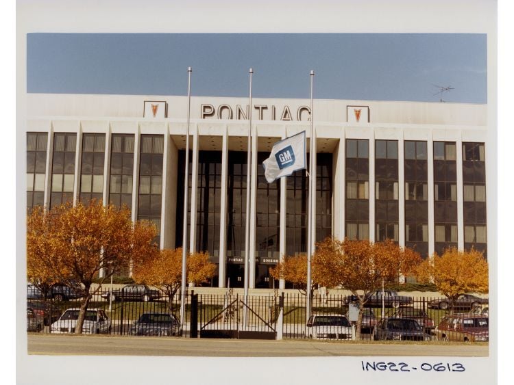 credit-gm-archives-pontiac-hq-wide-flag