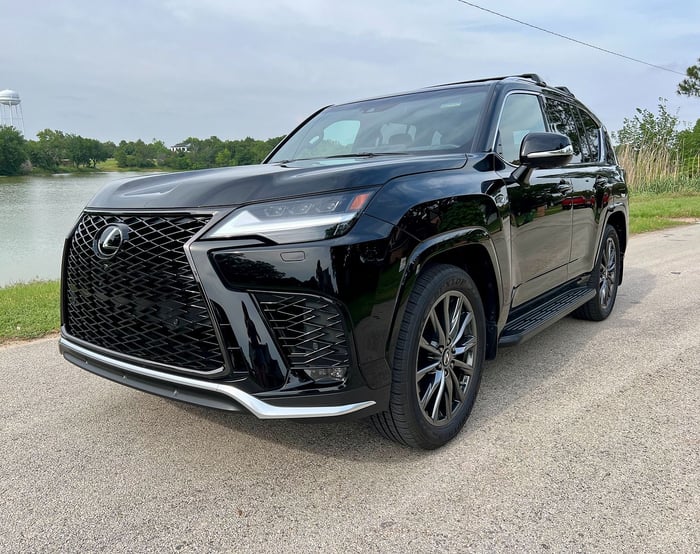 REVIEW: 2023 Lexus LX 600 F Sport Handling