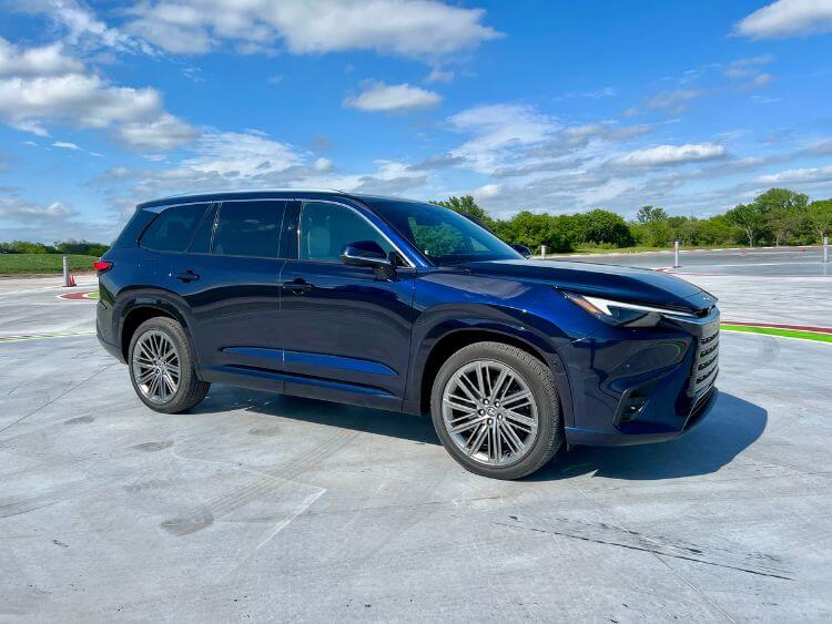 lexus-550h-roundup-amy