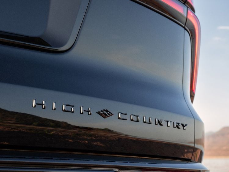 new-chevy-high-country-badging-chevrolet-traverse