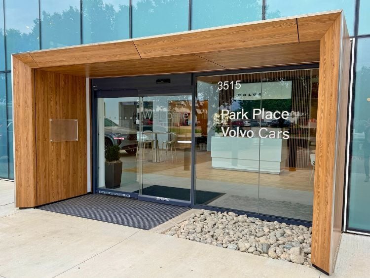 park-placo-volvo-car-showoroom-entrance-amy.jpg