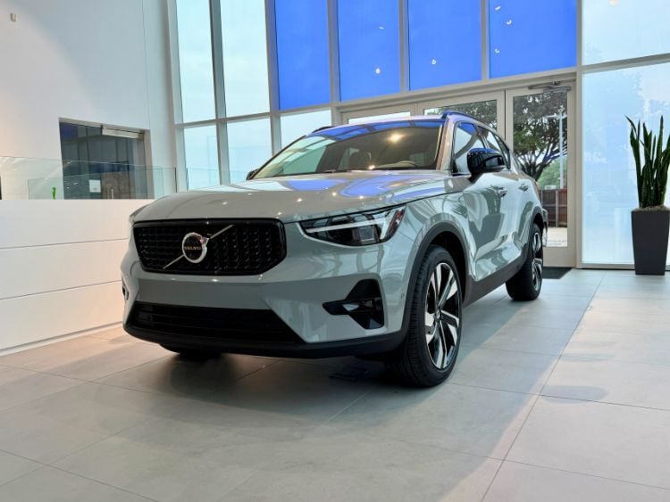 park-placo-volvo-car-showroom-1-amy