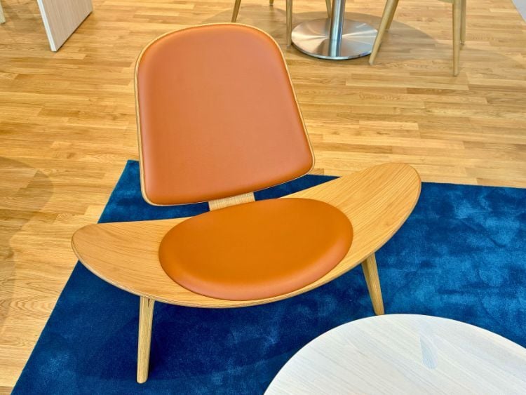 park-placo-volvo-showroom-chair-amy