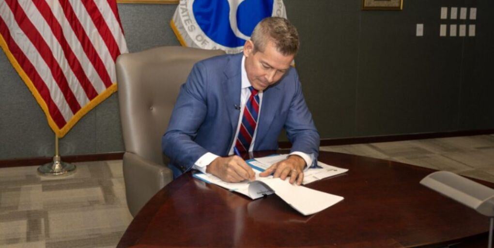U.S. Transportation Secretary Sean Duffy signs a memorandum directing staff to start the process of resetting Corporate Average Fuel Economy (CAFE) standards on January 28, 2025. Photo: USDOT.