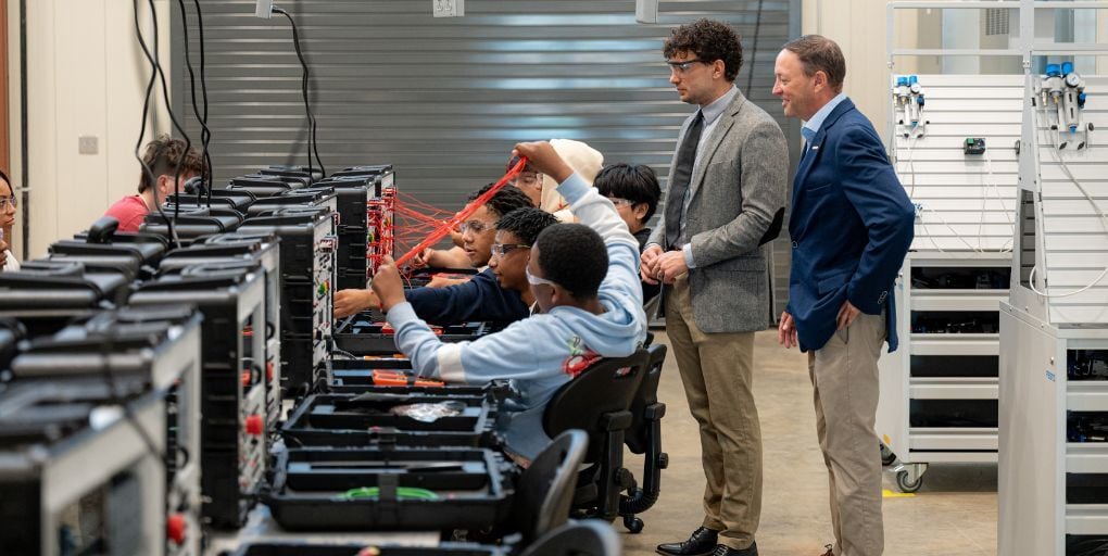 Marc Perry, Toyota Alabama president and HCT instructor Jack Crowley in the lab with Huntsville, Alabama students. Photo: Toyota.