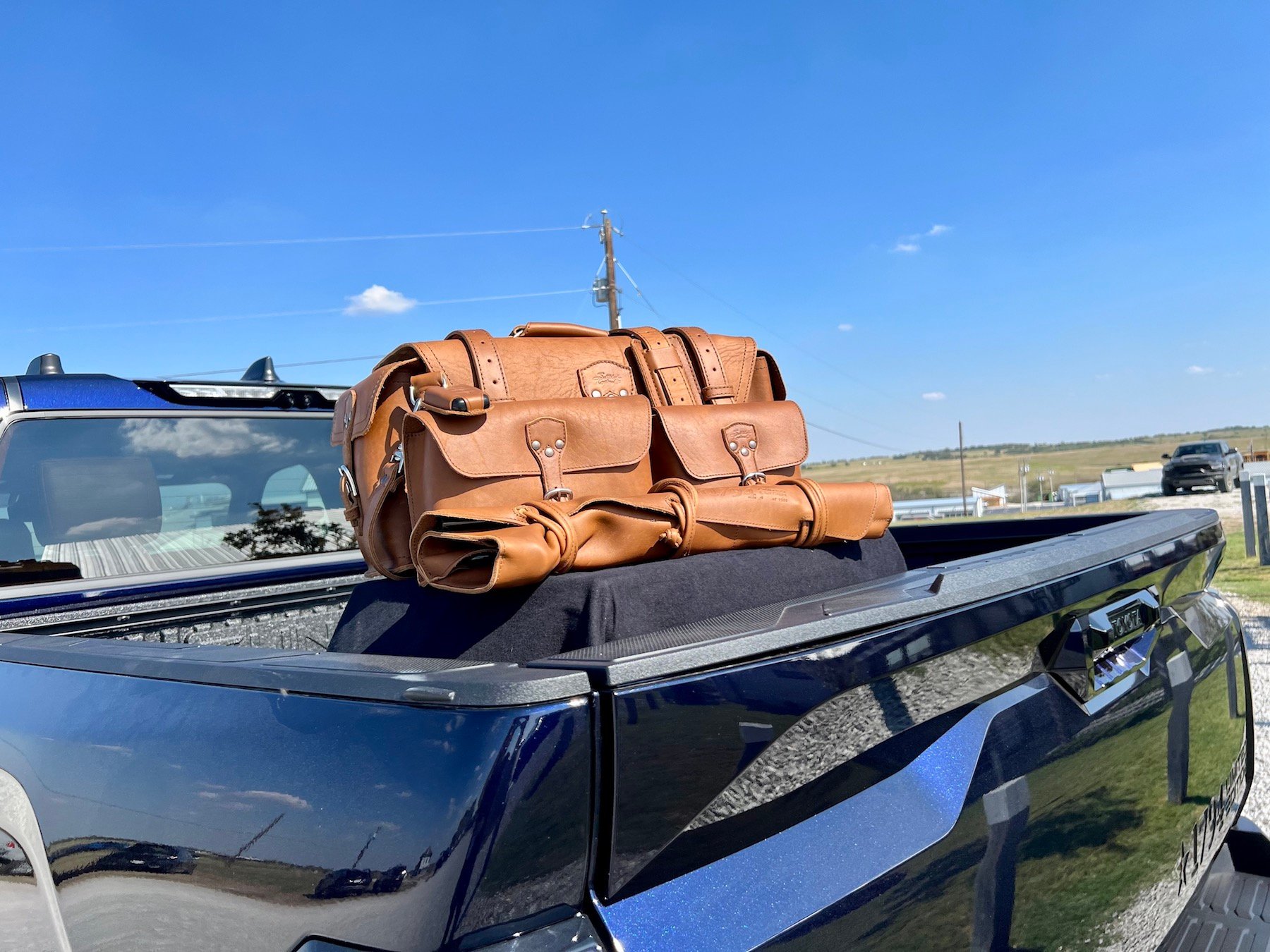 tundra-saddleback-leather-luggage