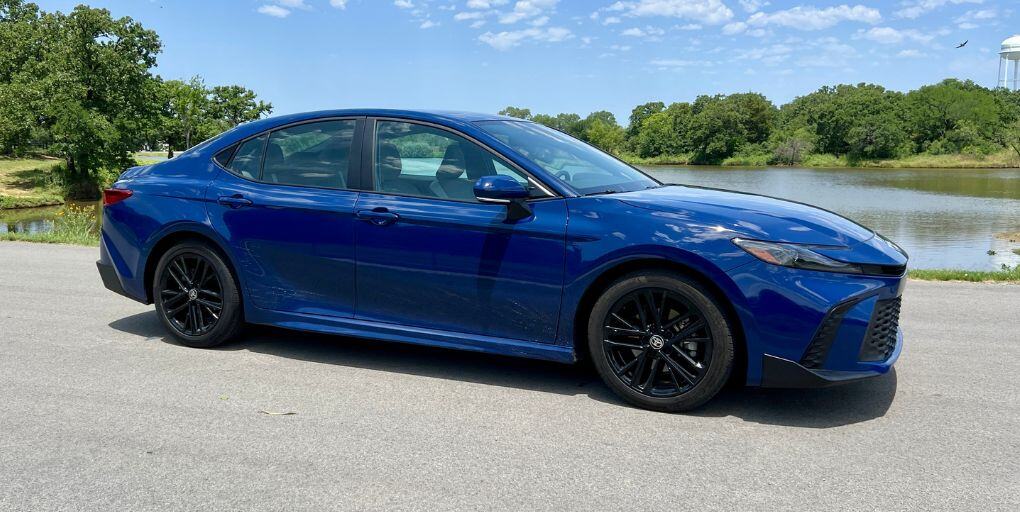 Toyota Camry SE Hybrid