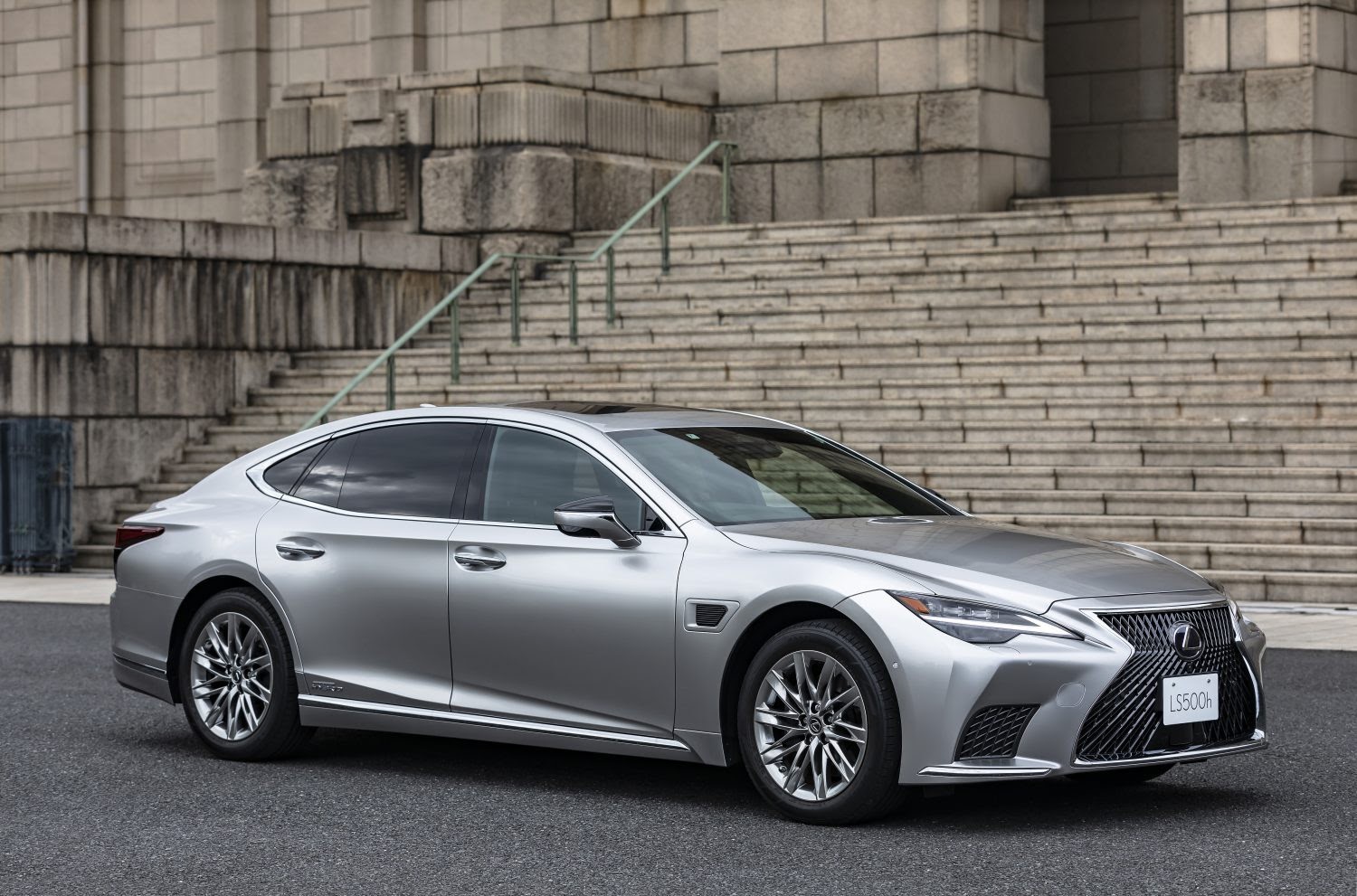 2022 Lexus LS 500h
