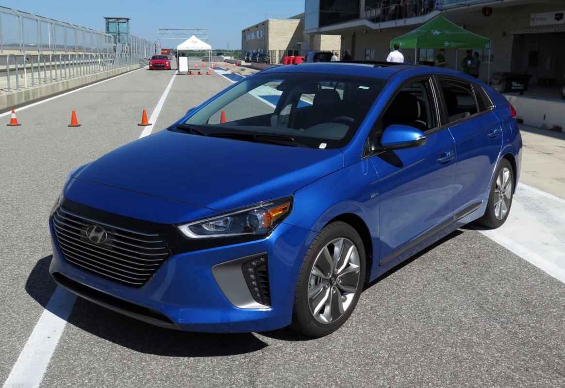 First Look: 2017 Hyundai Ioniq Hybrid Photo Gallery