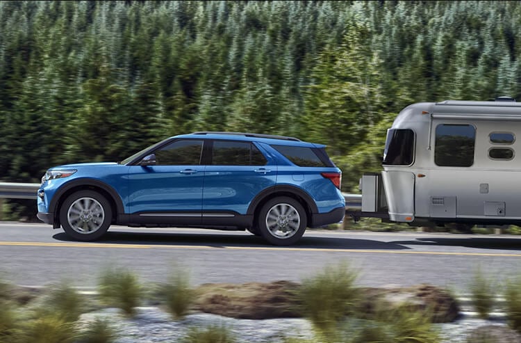 ford explorer towing a camper